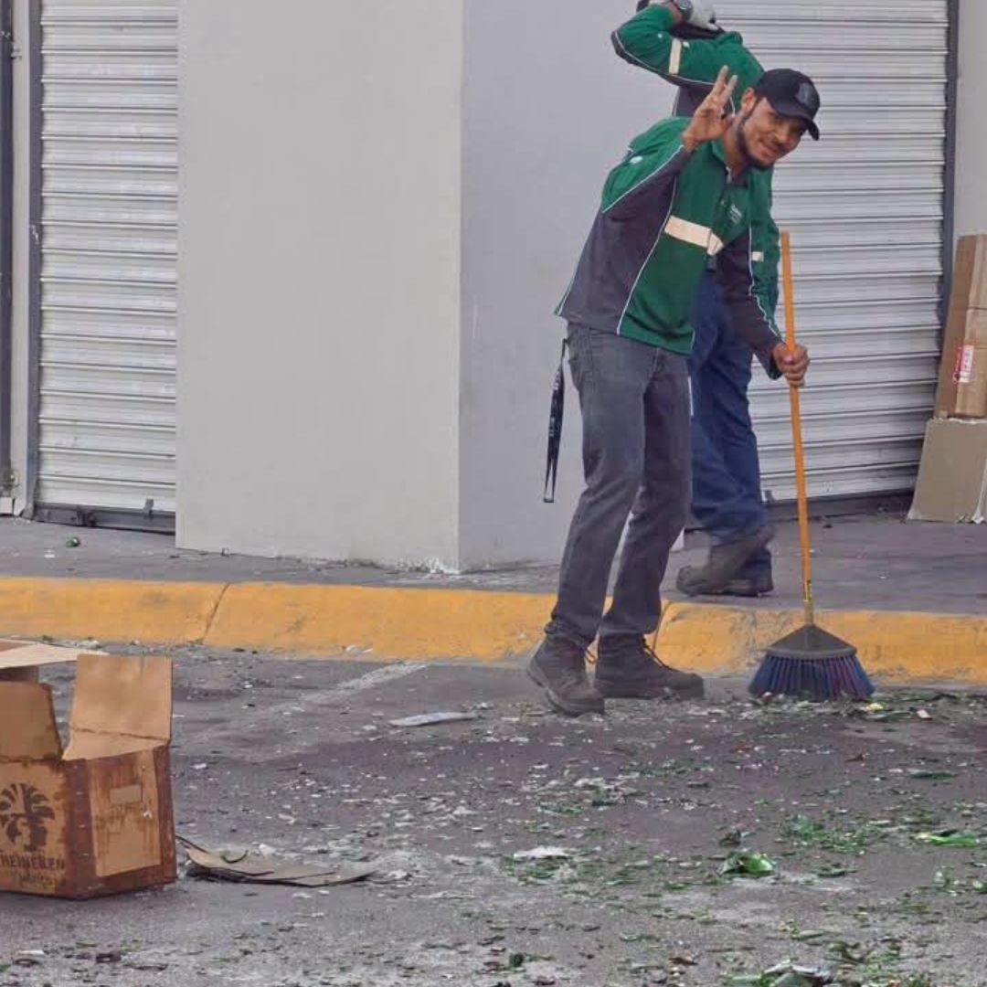 Tras el hecho, trabajadores comenzaron a limpiar.
